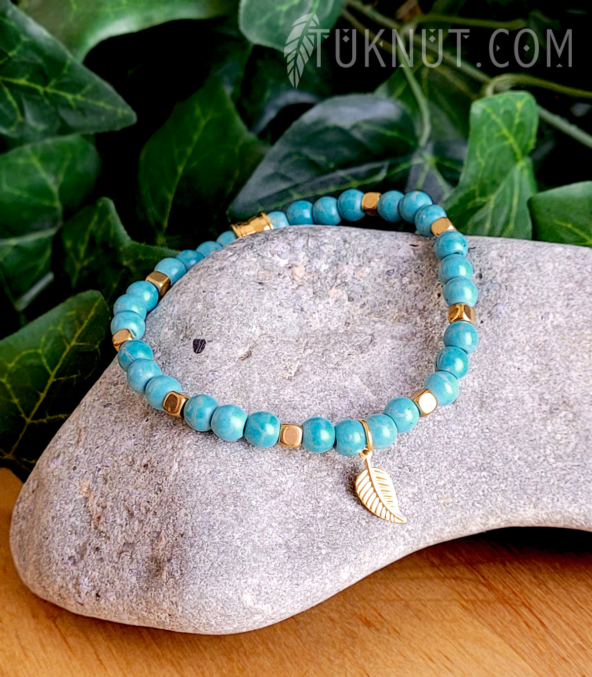 Bracelet extensible d'inspiration autochtone avec turquoise, hématite, bille et breloque (feuille) en acier inoxydable (couleurs : turquoise et or) TUKNUT