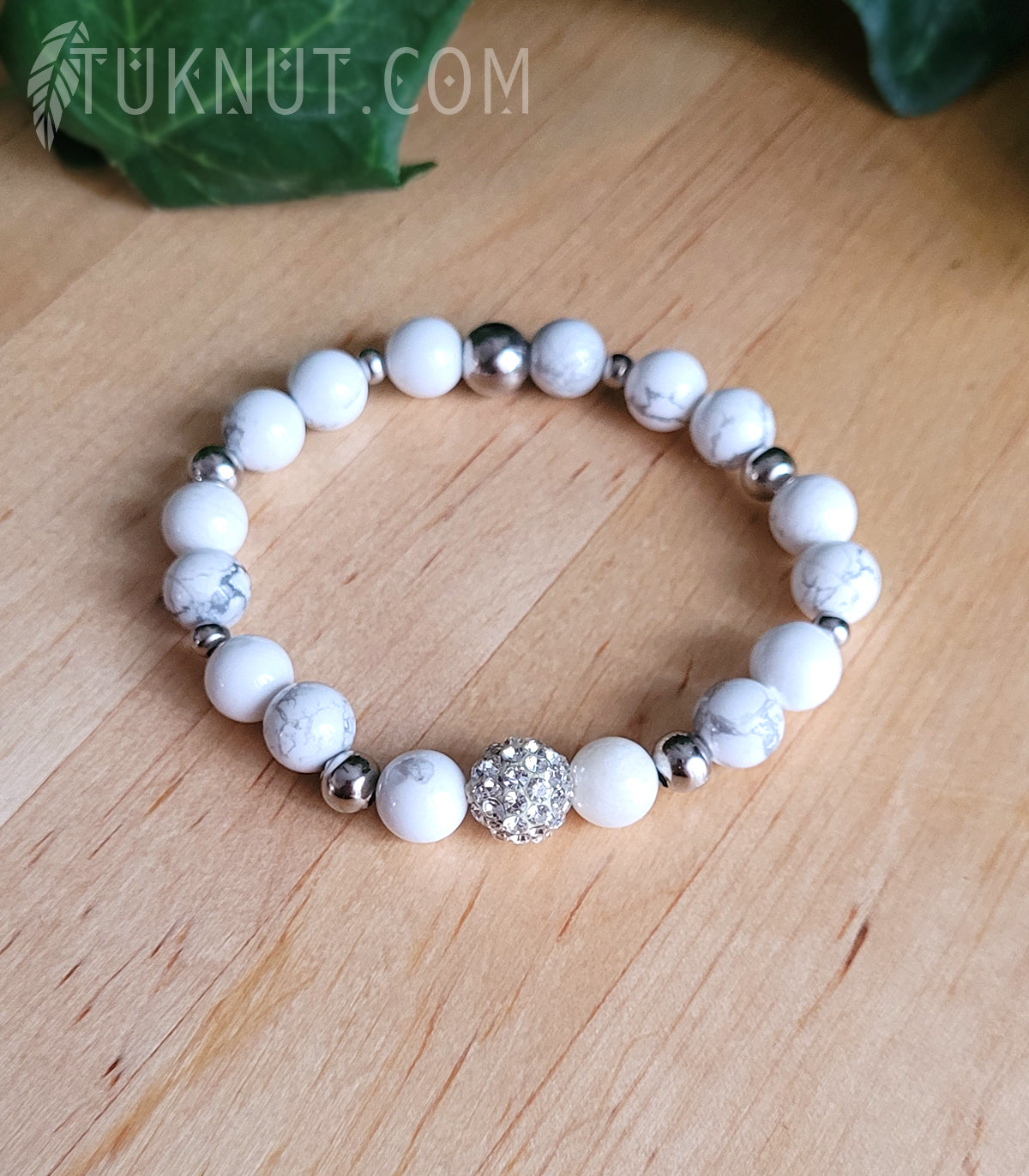 Bracelet extensible avec howlite, acier inoxydable et bille Shamballa (cristal) (couleurs : blanc, gris et argent) TUKNUT