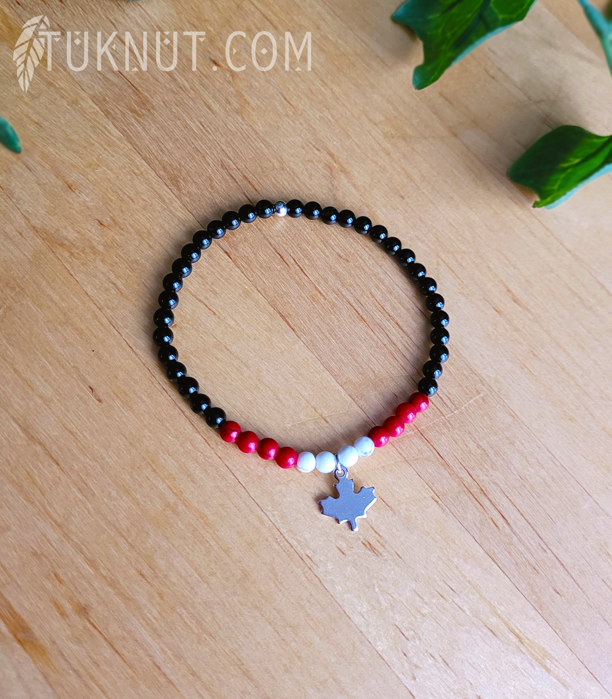 Bracelet extensible d'inspiration autochtone; avec turquoise, onyx, howlite et bille avec breloque (Feuille d'érable) en acier inoxydable (couleurs : rouge, noir, blanc et argent) TUKNUT