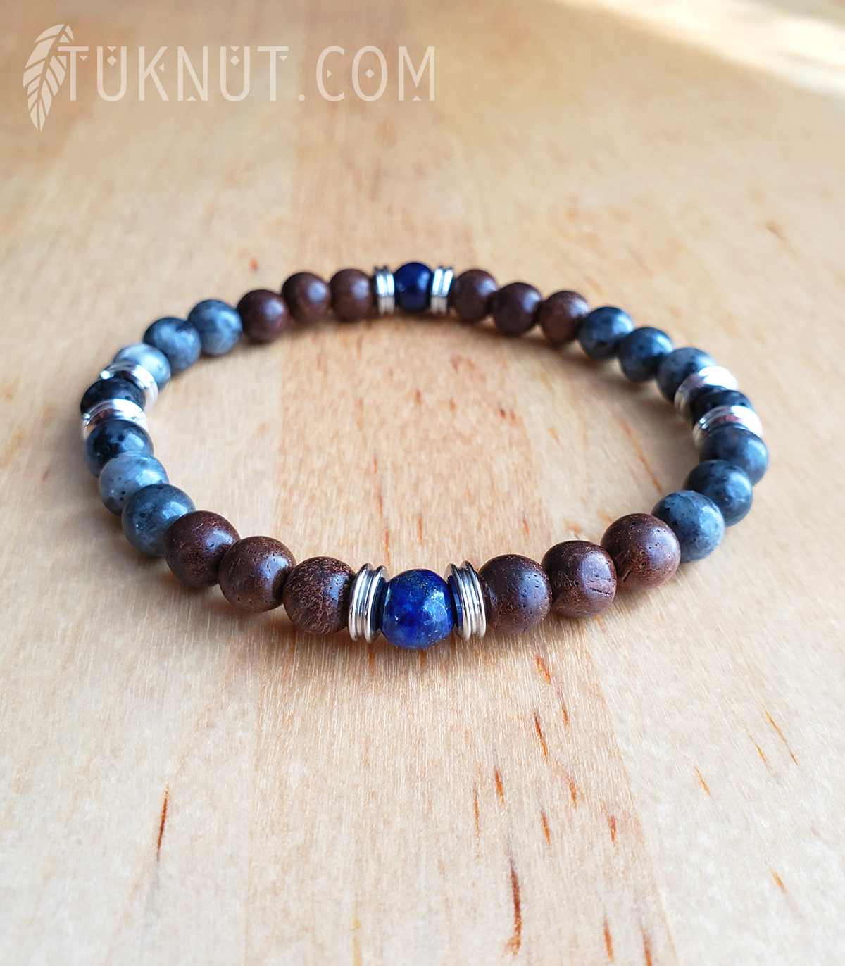 Bracelet extensible d'inspiration autochtone; avec acier inoxydable, labradorite, lapis lazuli, pierre volcanique et bois (couleurs : gris, brun, bleu foncé, noir et argent) TUKNUT