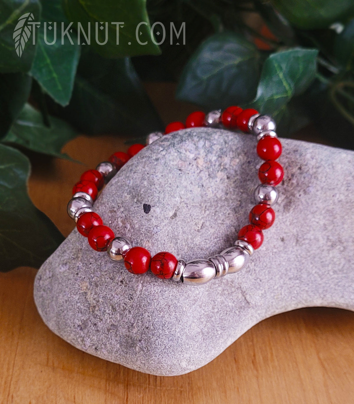 Bracelet extensible d'inspiration autochtone; avec turquoise et billes en acier inoxydable (couleurs : rouge et argent) TUKNUT