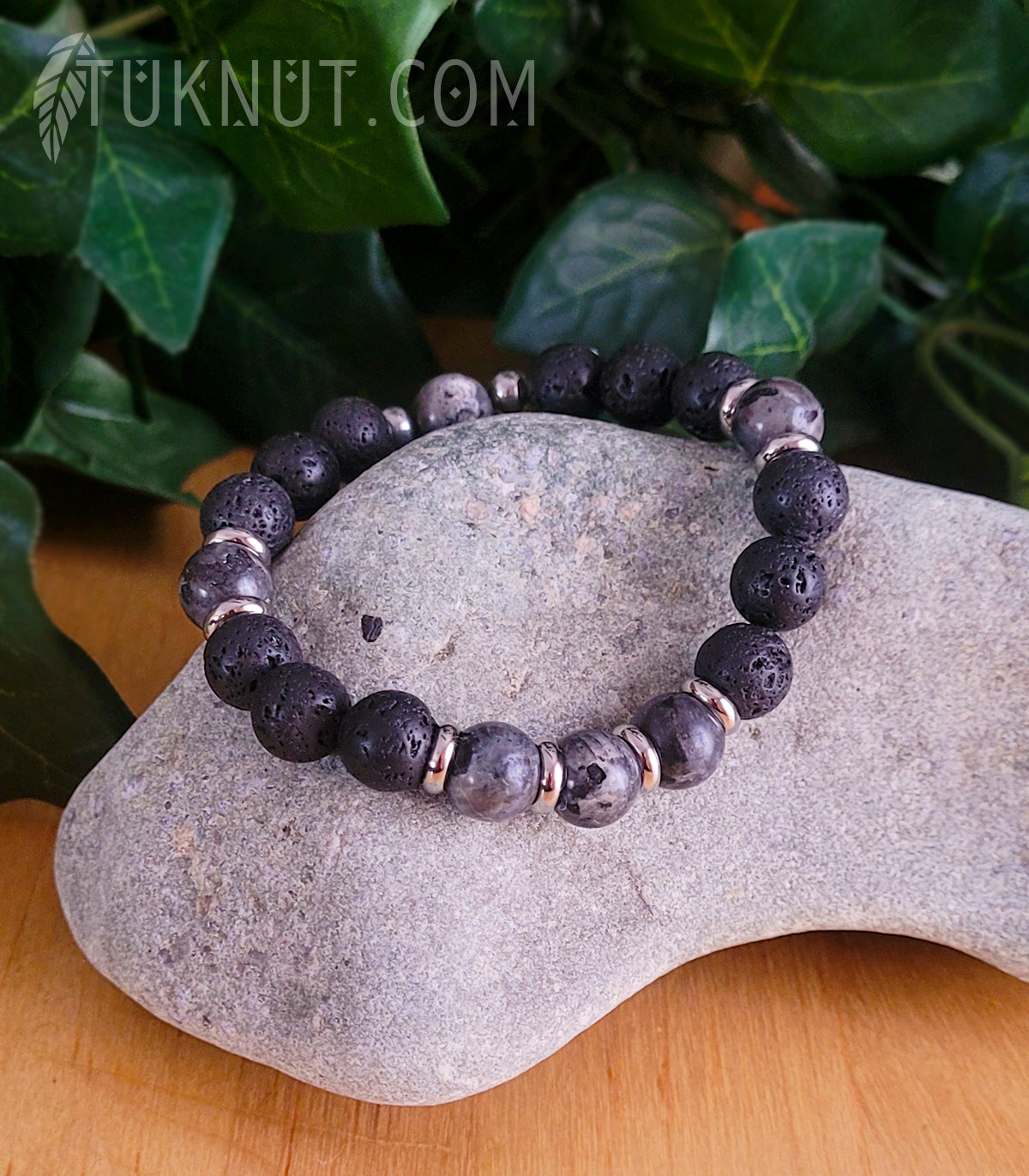 Bracelet extensible d'inspiration autochtone; avec pierre volcanique, labradorite et acier inoxydable (couleurs : noir, gris et argent) TUKNUT