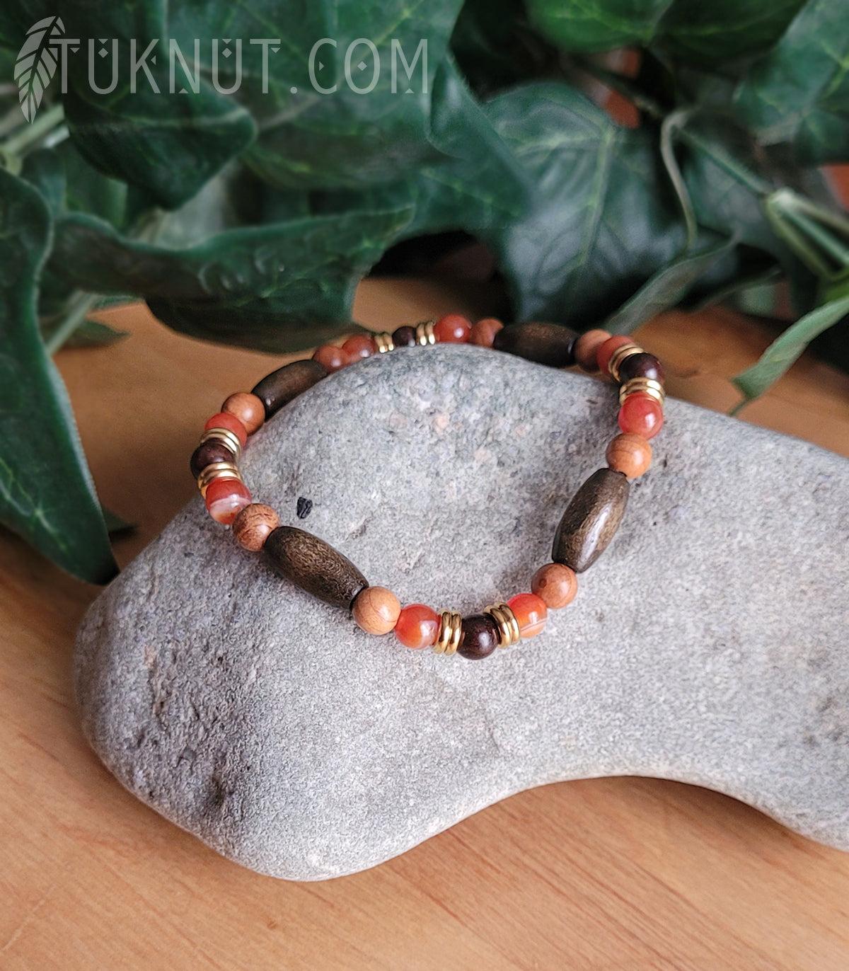 Bracelet extensible d'inspiration autochtone avec bois Mala, agate et acier inoxydable (couleurs : brun foncé, brun pâle, orange et or) TUKNUT