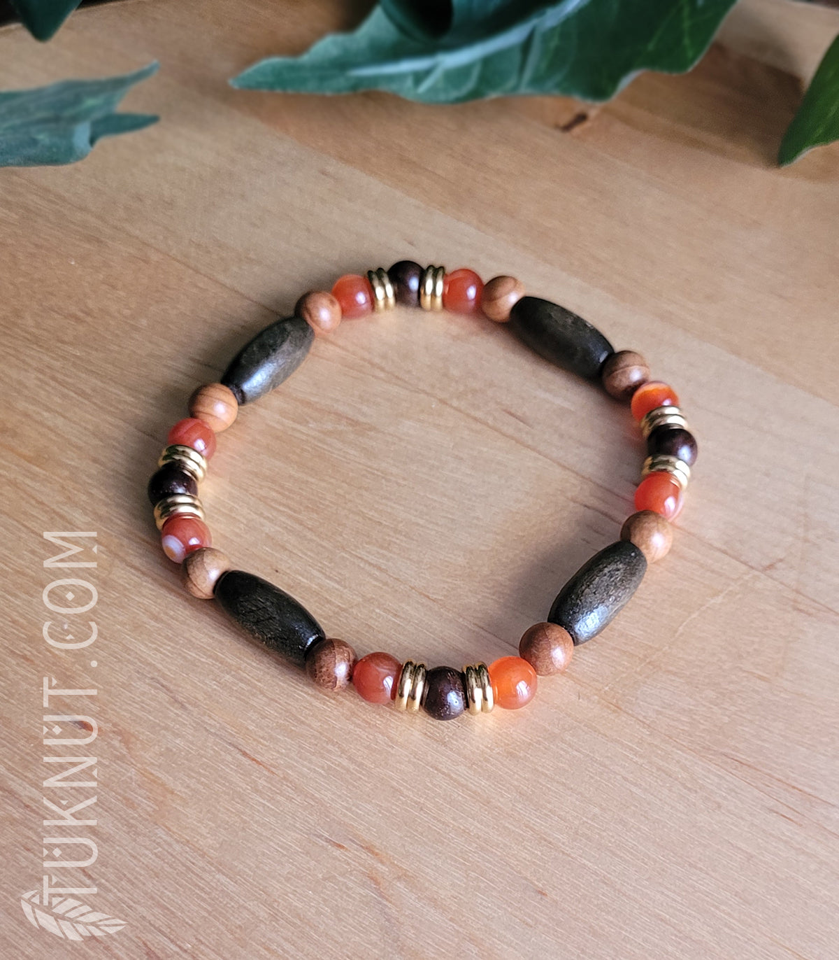 Bracelet extensible d'inspiration autochtone avec bois Mala, agate et acier inoxydable (couleurs : brun foncé, brun pâle, orange et or) TUKNUT