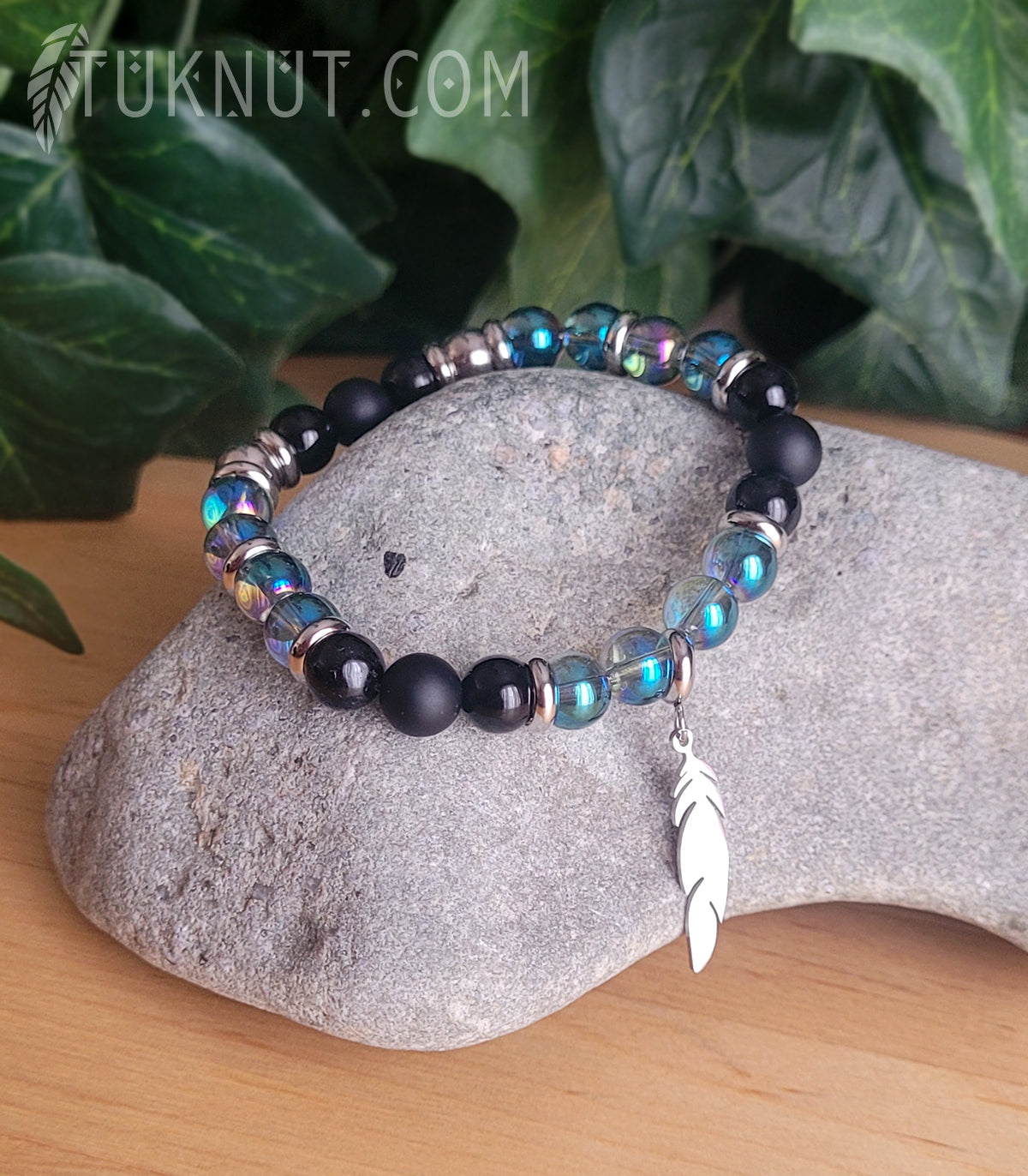 Bracelet extensible d'inspiration autochtone, avec onyx, verre pressé et breloque (plume) en acier inoxydable (couleurs : vert pâle translucide AB, noir et argent) TUKNUT