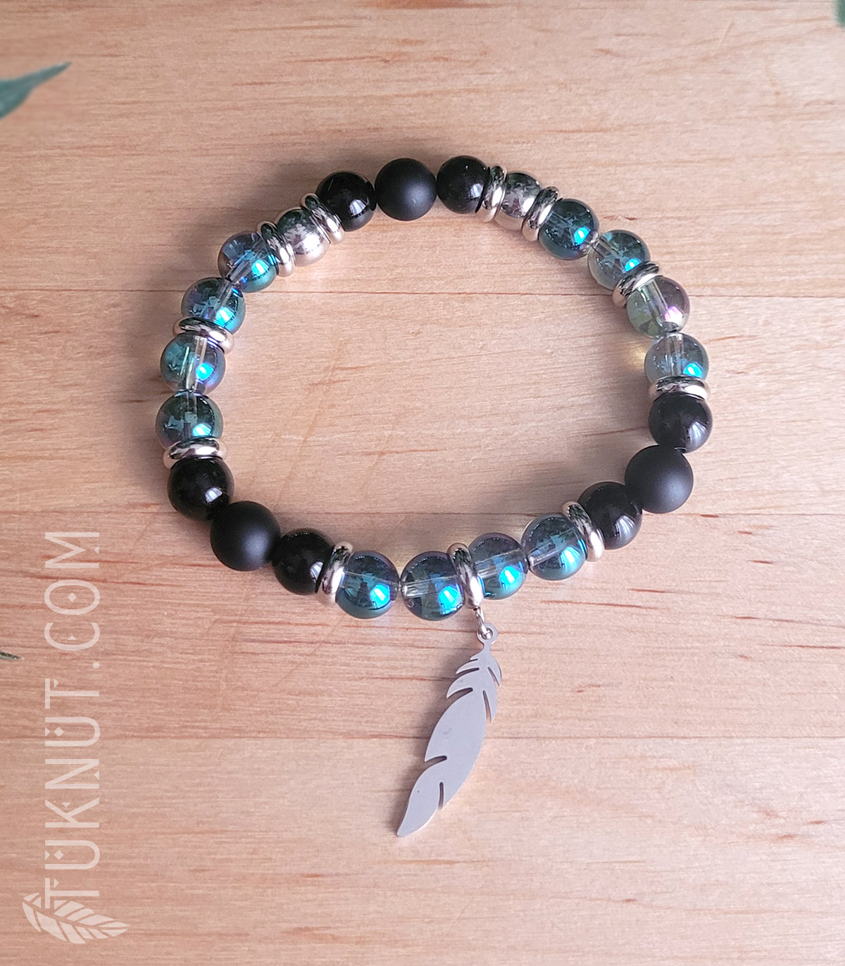 Bracelet extensible d'inspiration autochtone, avec onyx, verre pressé et breloque (plume) en acier inoxydable (couleurs : vert pâle translucide AB, noir et argent) TUKNUT