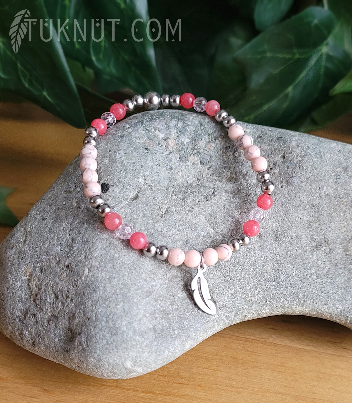 Bracelet extensible d'inspiration autochtone; avec turquoise, jade et cristal (rose) et avec breloque (plume) en acier inoxydable (couleurs : rose et gris, rose foncé, rose clair et argent) TUKNUT