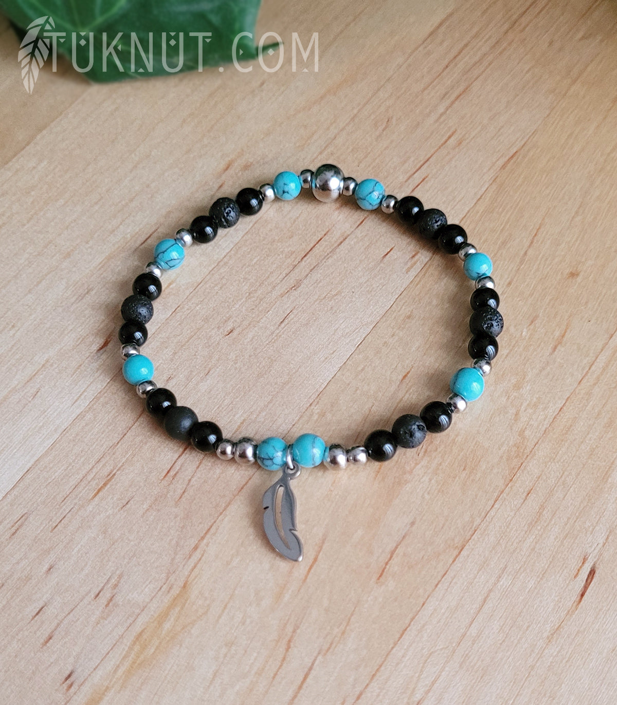 Bracelet extensible d'inspiration autochtone, avec onyx, pierre volcanique, turquoise et breloque (plume) en acier inoxydable (couleurs : noir, turquoise et argent) TUKNUT