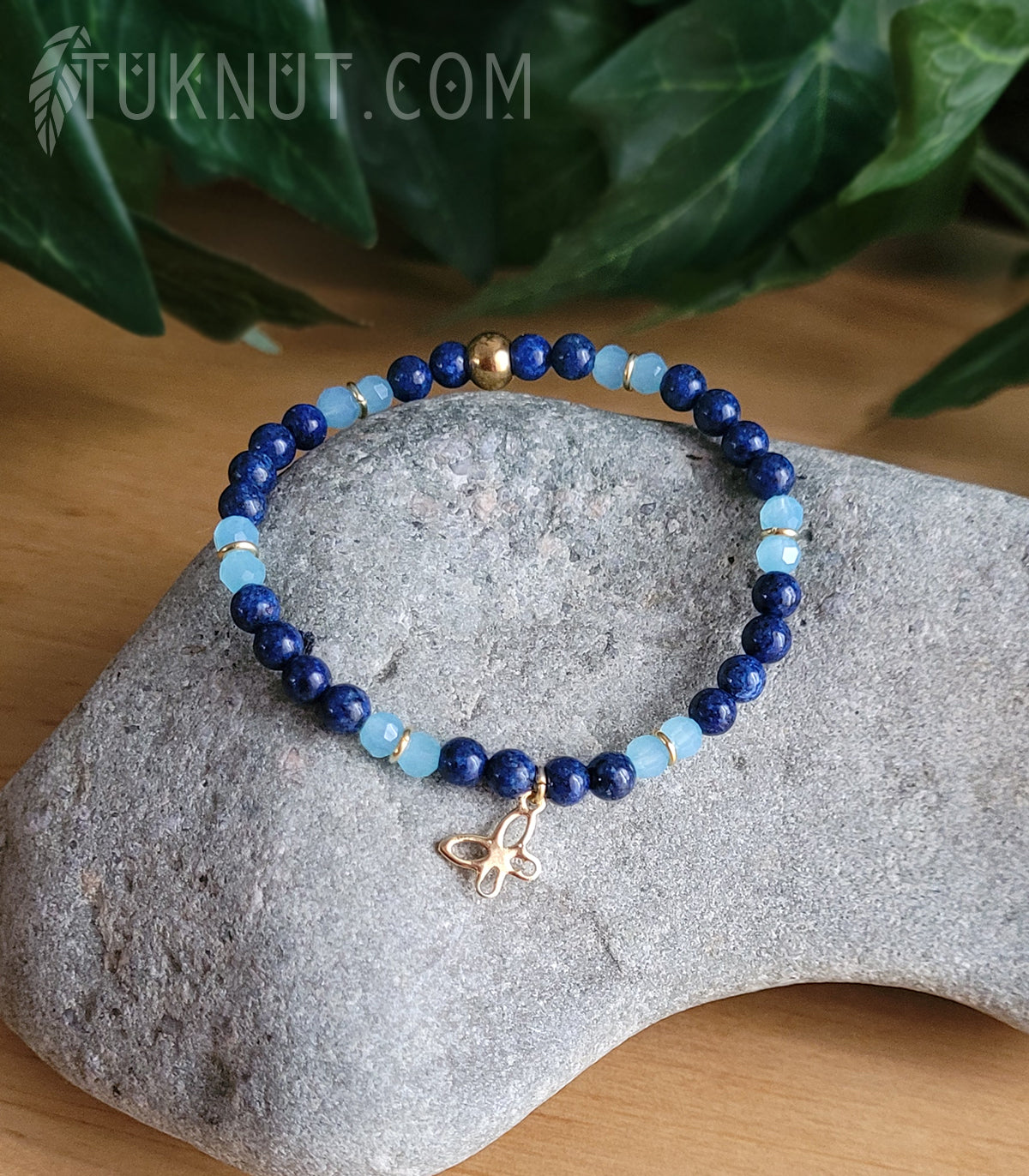 Bracelet extensible d'inspiration autochtone; avec jaspe et cristal (bleu) et avec breloque (papillon) en acier inoxydable (couleurs : bleu foncé, bleu ciel et or) TUKNUT