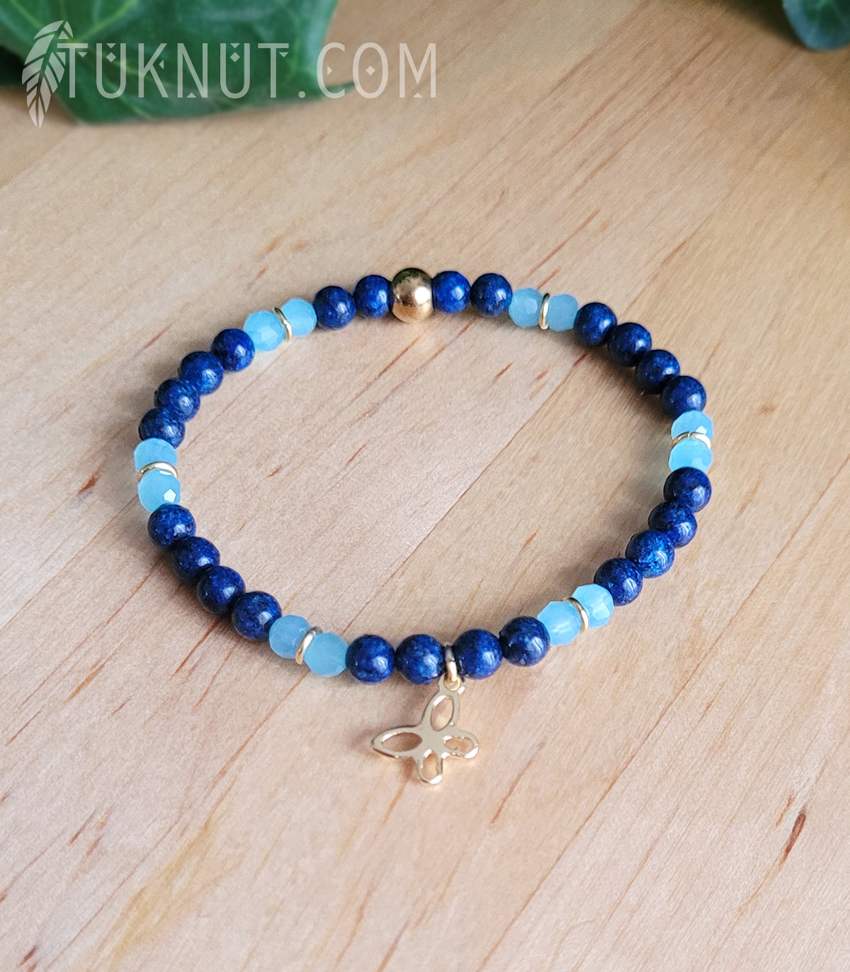 Bracelet extensible d'inspiration autochtone; avec jaspe et cristal (bleu) et avec breloque (papillon) en acier inoxydable (couleurs : bleu foncé, bleu ciel et or) TUKNUT