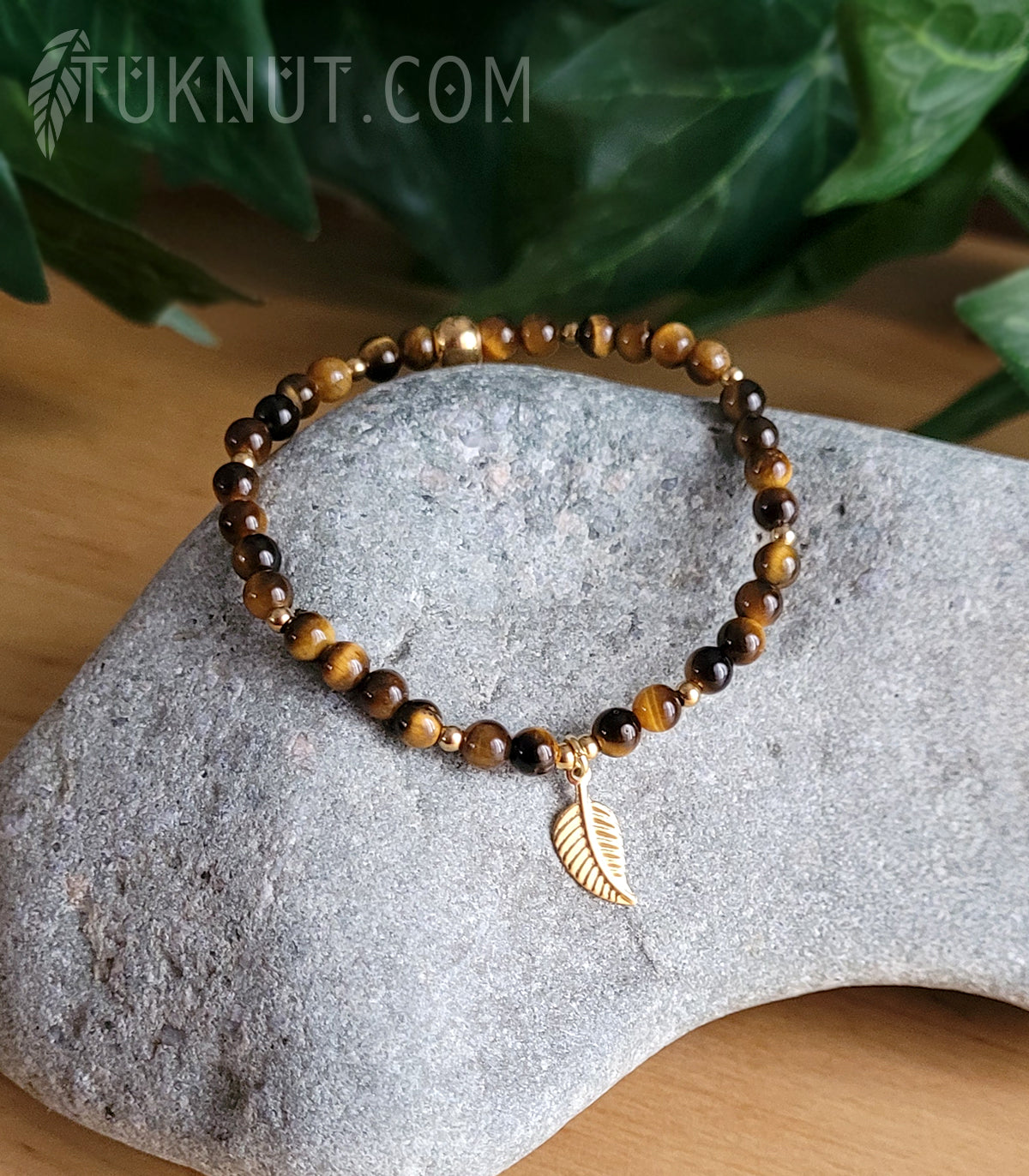 Bracelet extensible d'inspiration autochtone avec oeil de tigre et acier inoxydable (breloque feuille dorée) (couleurs : brun et or) TUKNUT