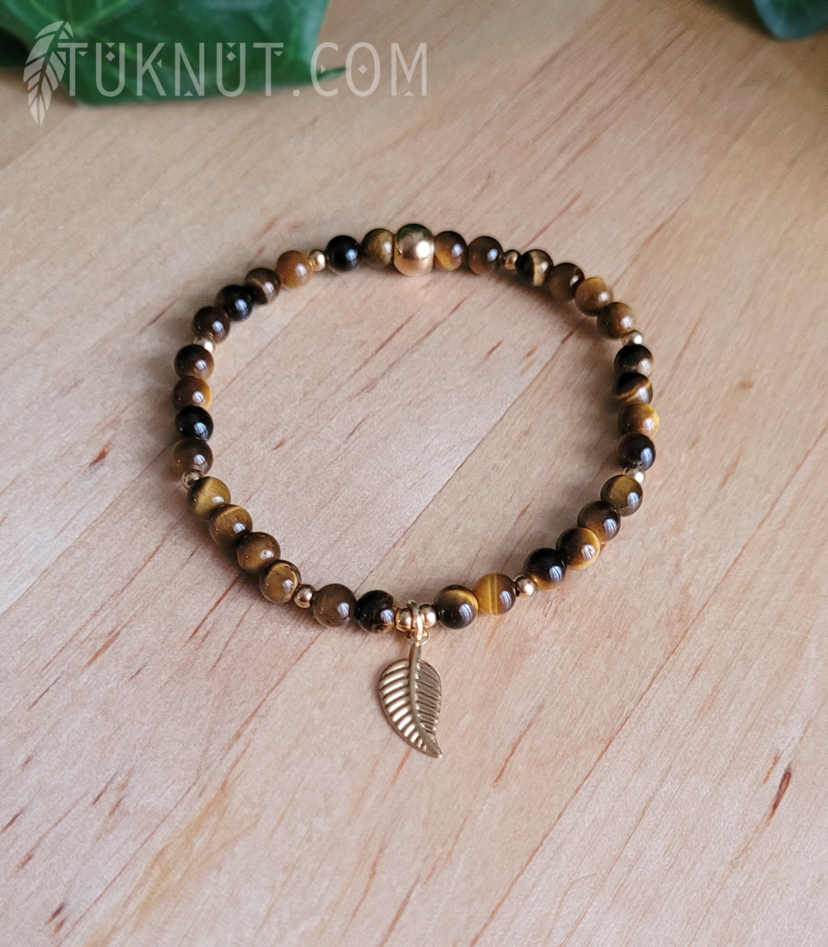 Bracelet extensible d'inspiration autochtone avec oeil de tigre et acier inoxydable (breloque feuille dorée) (couleurs : brun et or) TUKNUT
