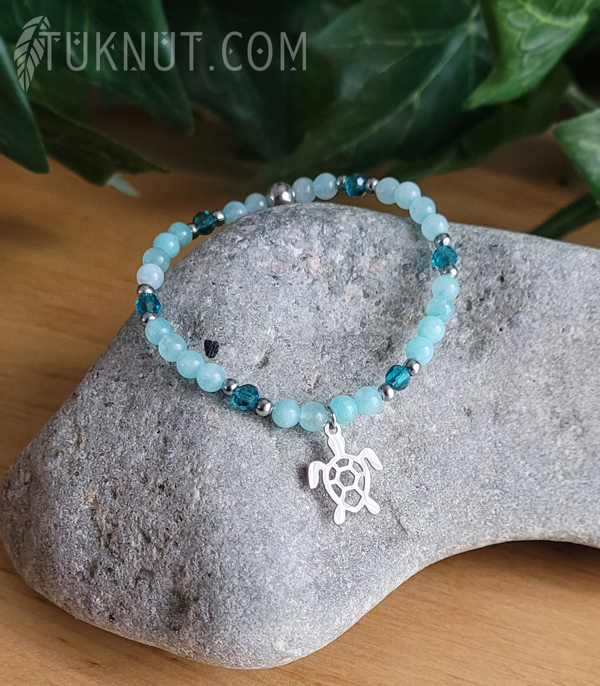 Bracelet extensible d'inspiration autochtone; avec jade, cristal et breloque (tortue) en acier inoxydable (couleurs : turquoise, aqua et argent) TUKNUT