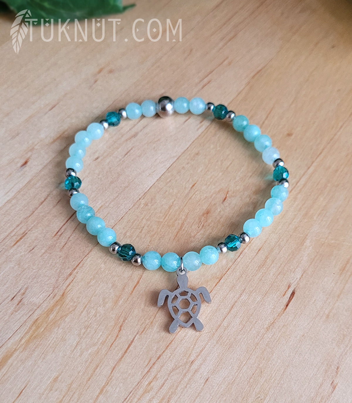 Bracelet extensible d'inspiration autochtone; avec jade, cristal et breloque (tortue) en acier inoxydable (couleurs : turquoise, aqua et argent) TUKNUT