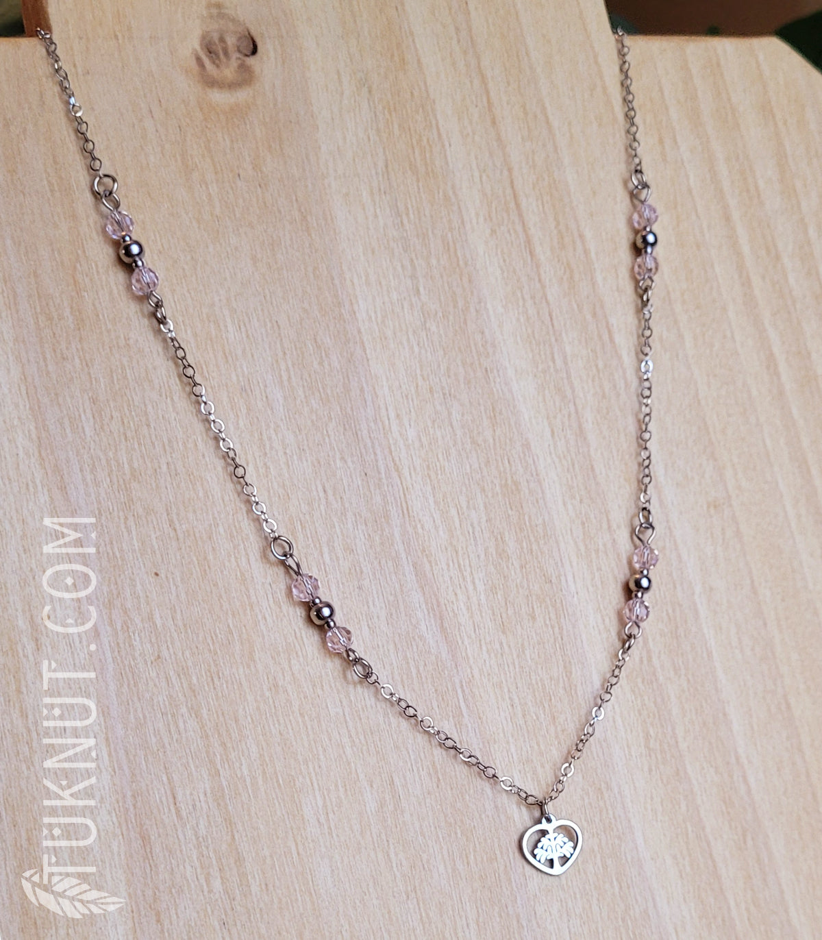 Collier d'inspiration autochtone avec pendentif (arbre de vie dans un coeur argenté) en acier inoxydable avec cristal rose (couleurs : argent et rose) TUKNUT