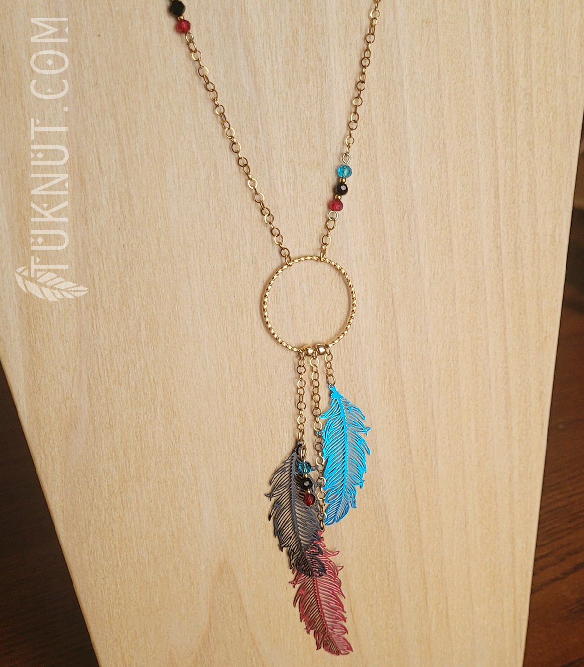 Collier d'inspiration autochtone avec pendentifs (plume) en acier inoxydable avec billes de cristal (couleurs : or, bleu, noir et rouge) TUKNUT