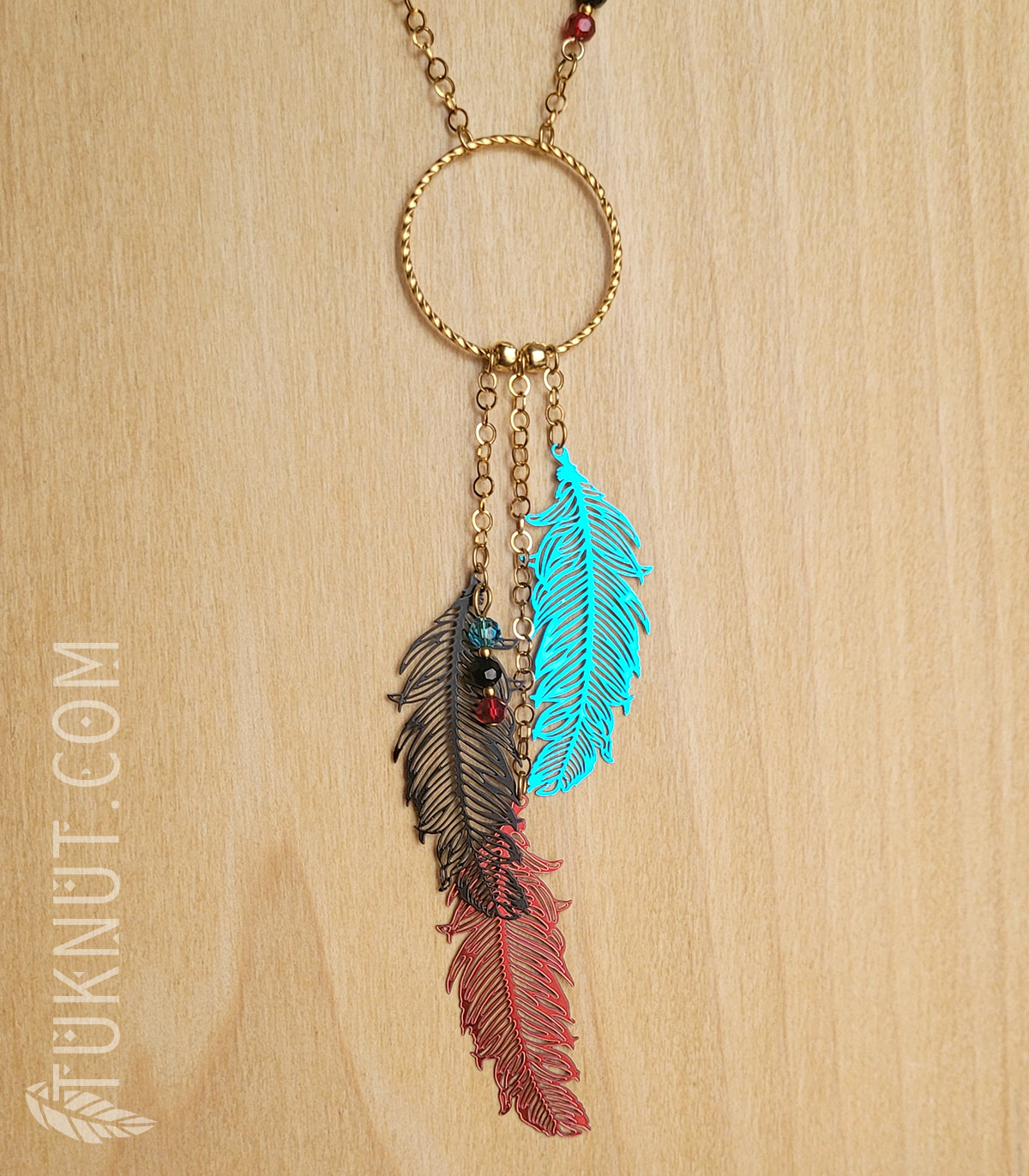 Collier d'inspiration autochtone avec pendentifs (plume) en acier inoxydable avec billes de cristal (couleurs : or, bleu, noir et rouge) TUKNUT