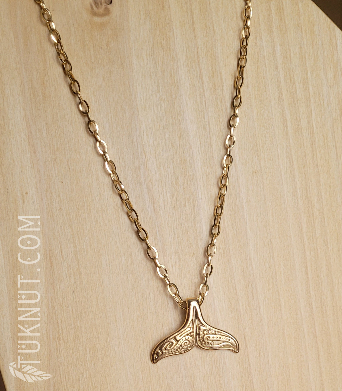 Collier d'inspiration autochtone avec pendentif (queue de baleine) en acier inoxydable (couleur : or) TUKNUT
