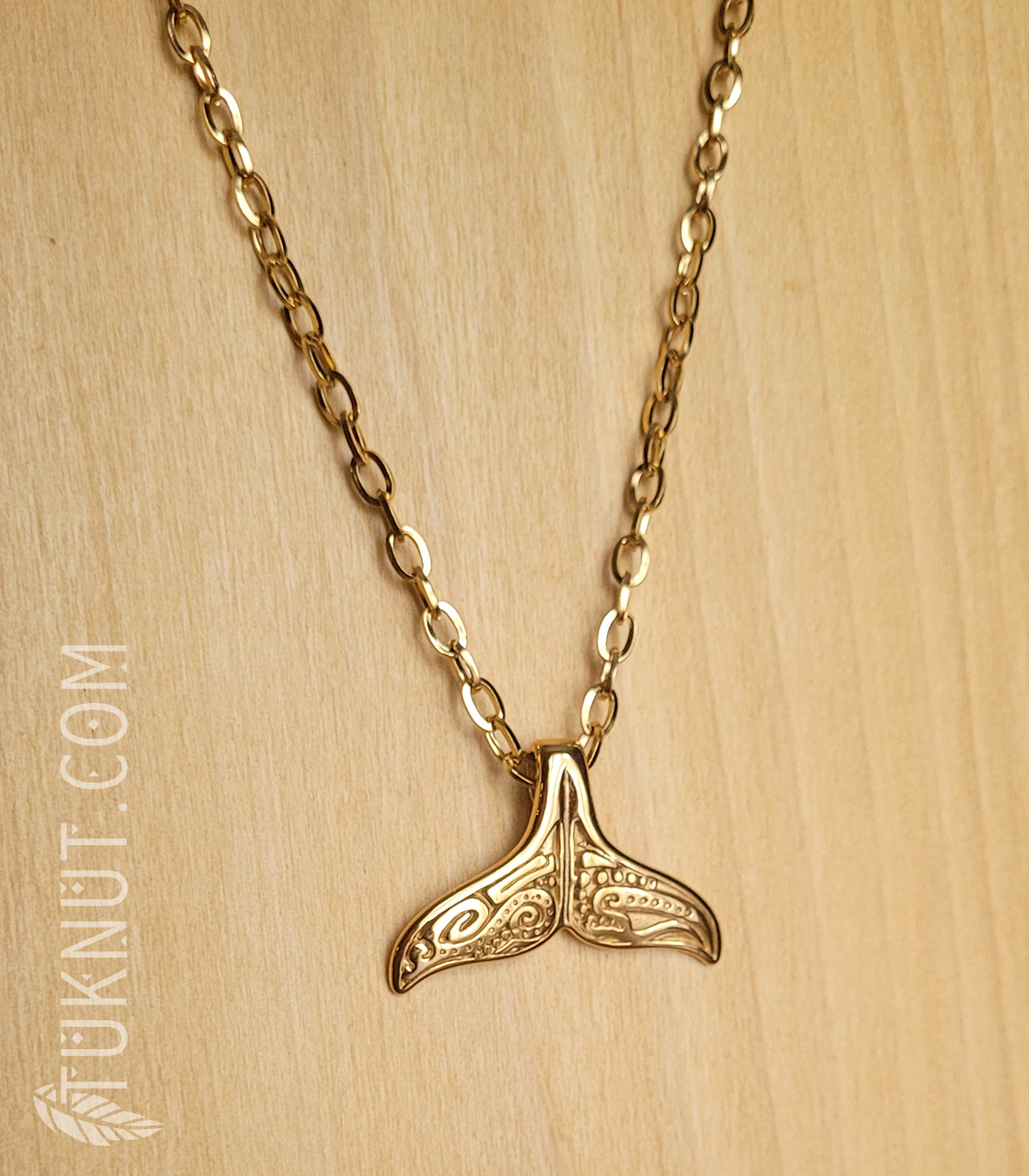 Collier d'inspiration autochtone avec pendentif (queue de baleine) en acier inoxydable (couleur : or) TUKNUT