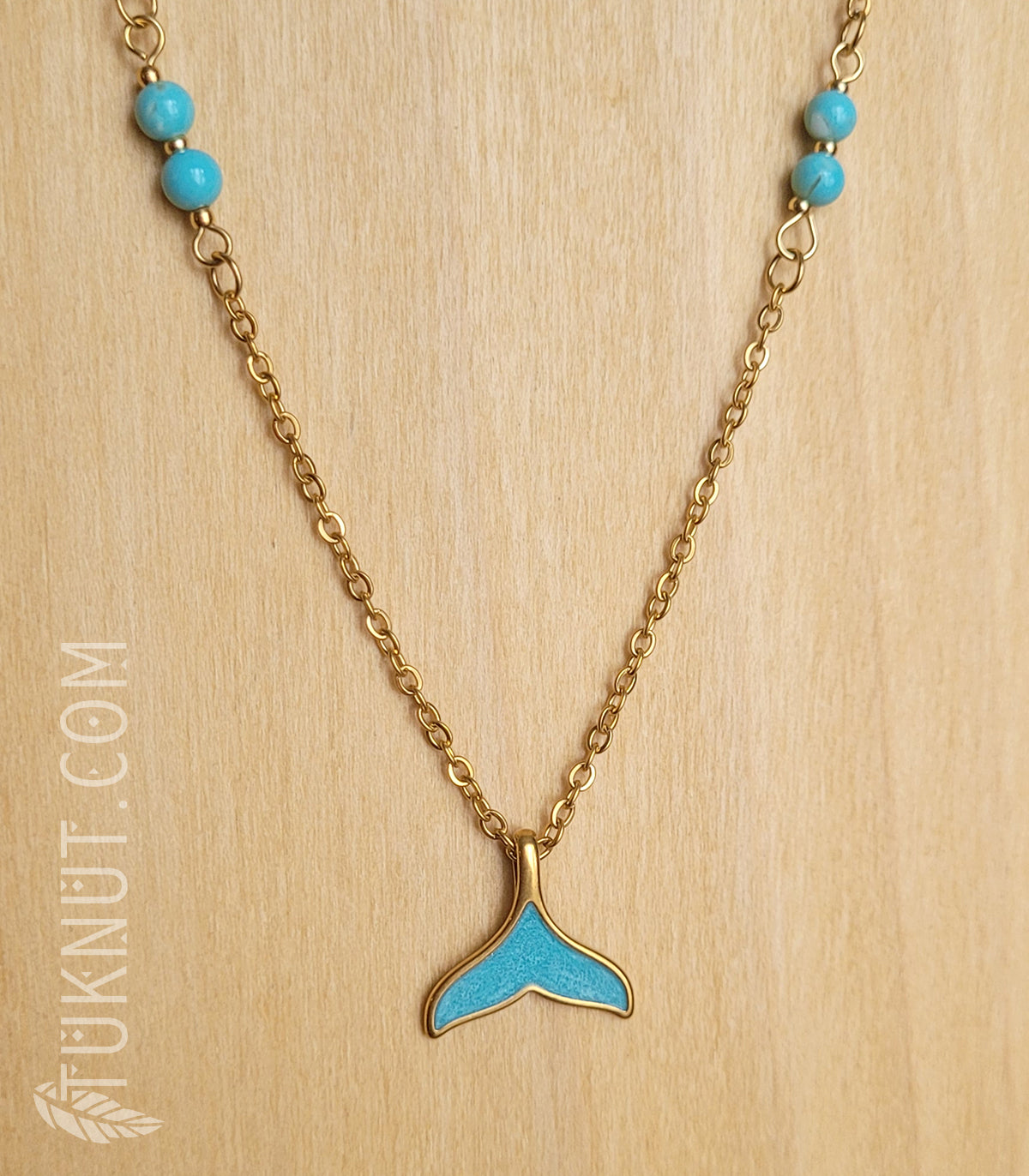 Collier d'inspiration autochtone avec pendentif (queue de baleine) en acier inoxydable avec turquoise (couleurs : bleu et or) TUKNUT