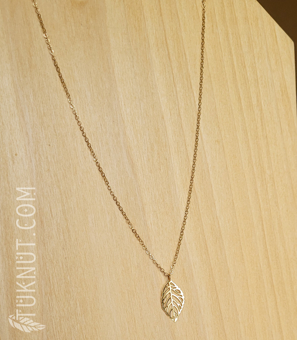 Collier d'inspiration autochtone avec pendentif (feuille) en acier inoxydable (couleur : or) TUKNUT