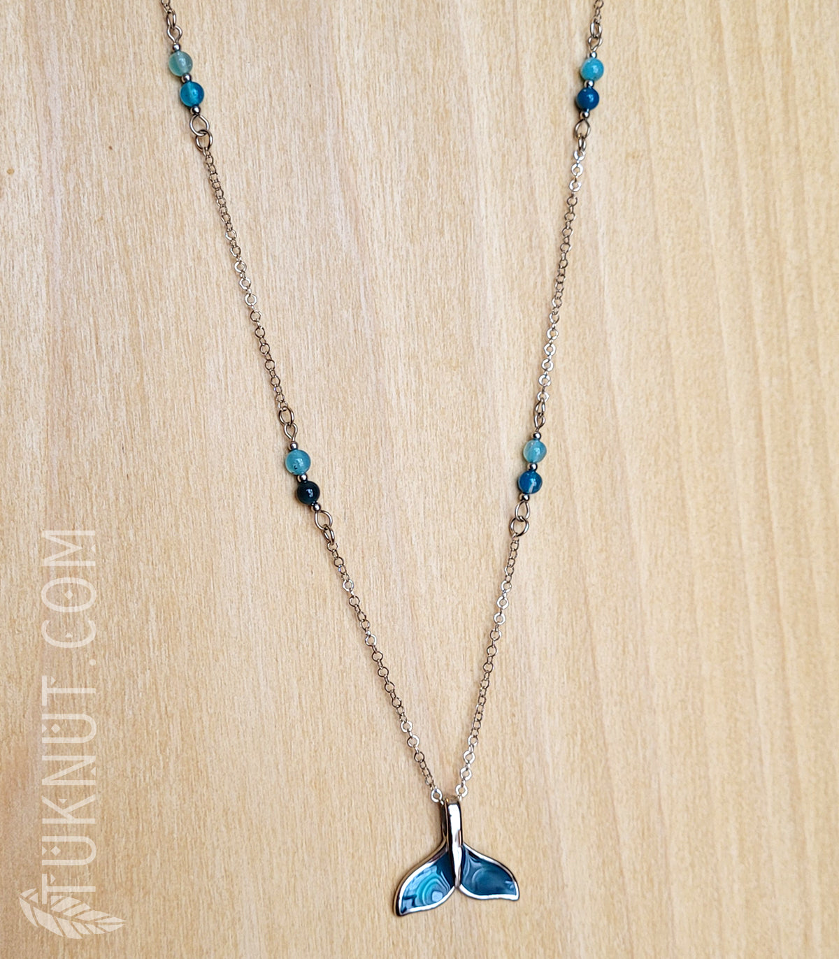 Collier d'inspiration autochtone avec pendentif (queue de baleine) en acier inoxydable avec agate bleue rayée (couleurs : bleu et argent) TUKNUT