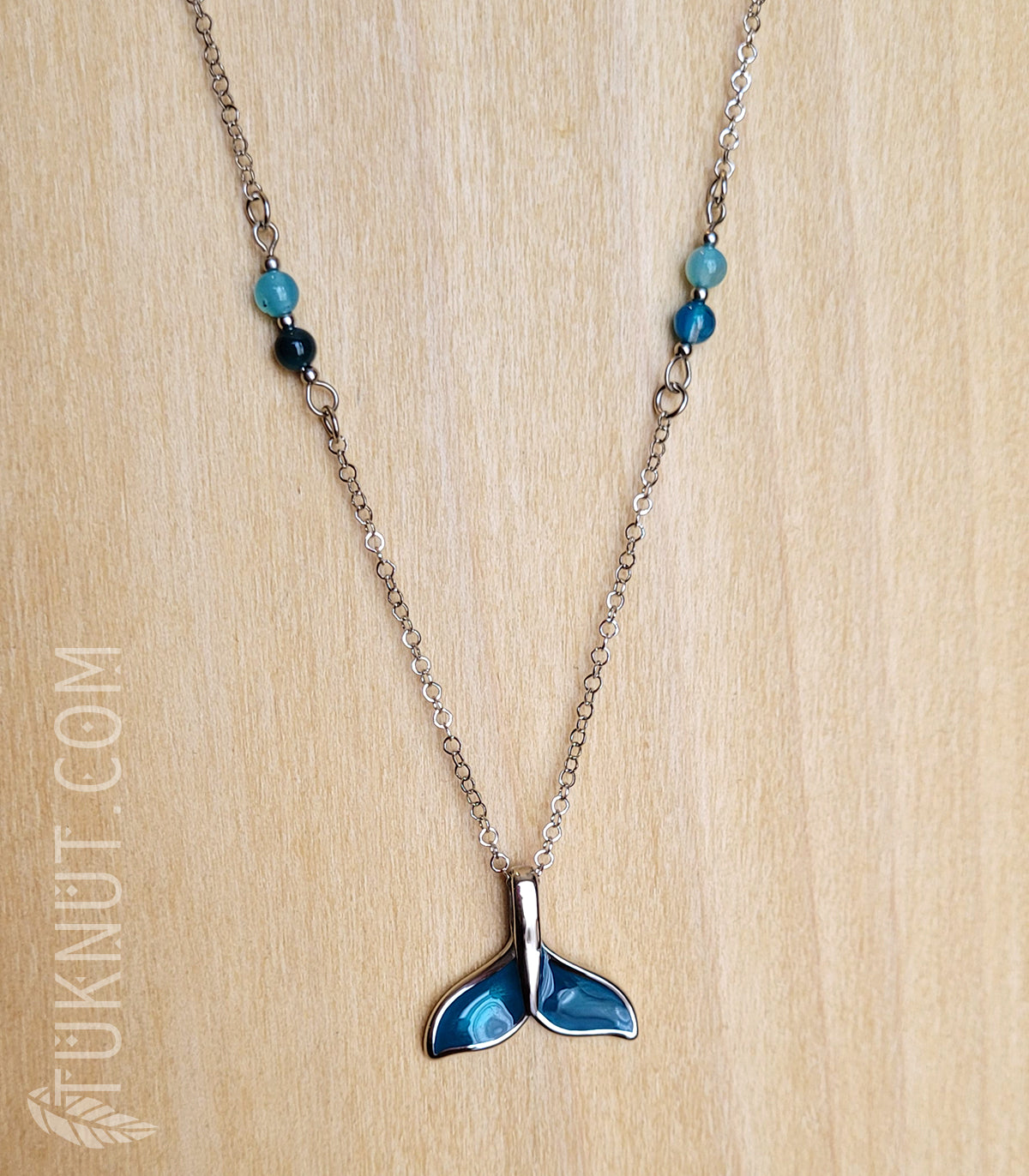 Collier d'inspiration autochtone avec pendentif (queue de baleine) en acier inoxydable avec agate bleue rayée (couleurs : bleu et argent) TUKNUT
