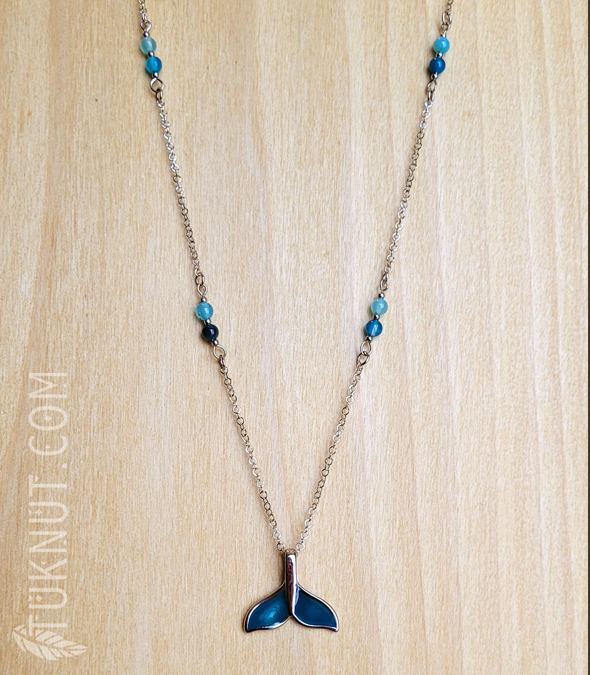 Collier d'inspiration autochtone avec pendentif (queue de baleine) en acier inoxydable avec agate bleue rayée (couleurs : bleu et argent) TUKNUT