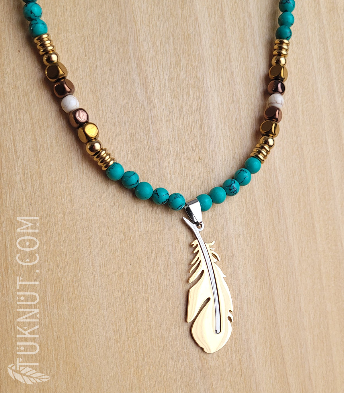 Collier d'inspiration autochtone (monté sur fil en acier inoxydable) avec turquoise, hématite et pendentif (plume) en acier inoxydable (couleurs : vert, beige, cuivre et or) TUKNUT