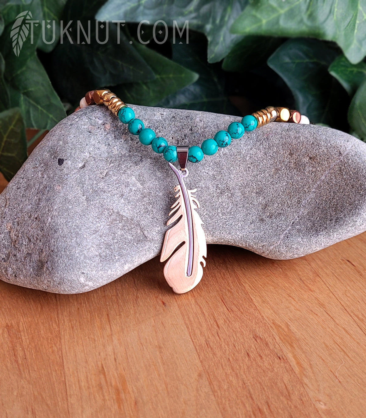 Collier d'inspiration autochtone (monté sur fil en acier inoxydable) avec turquoise, hématite et pendentif (plume) en acier inoxydable (couleurs : vert, beige, cuivre et or) TUKNUT