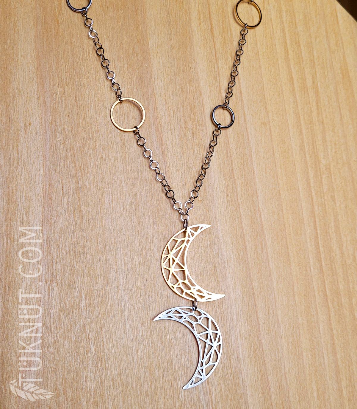 Collier d'inspiration autochtone en acier inoxydable avec pendentifs (lune) (couleurs : argent et or) TUKNUT