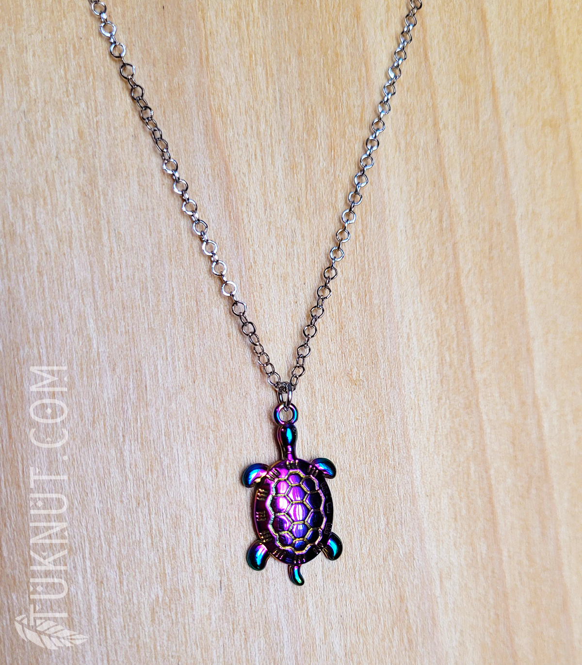 Collier d'inspiration autochtone avec pendentif (tortue) en acier inoxydable (couleurs : argent et multicolore) TUKNUT