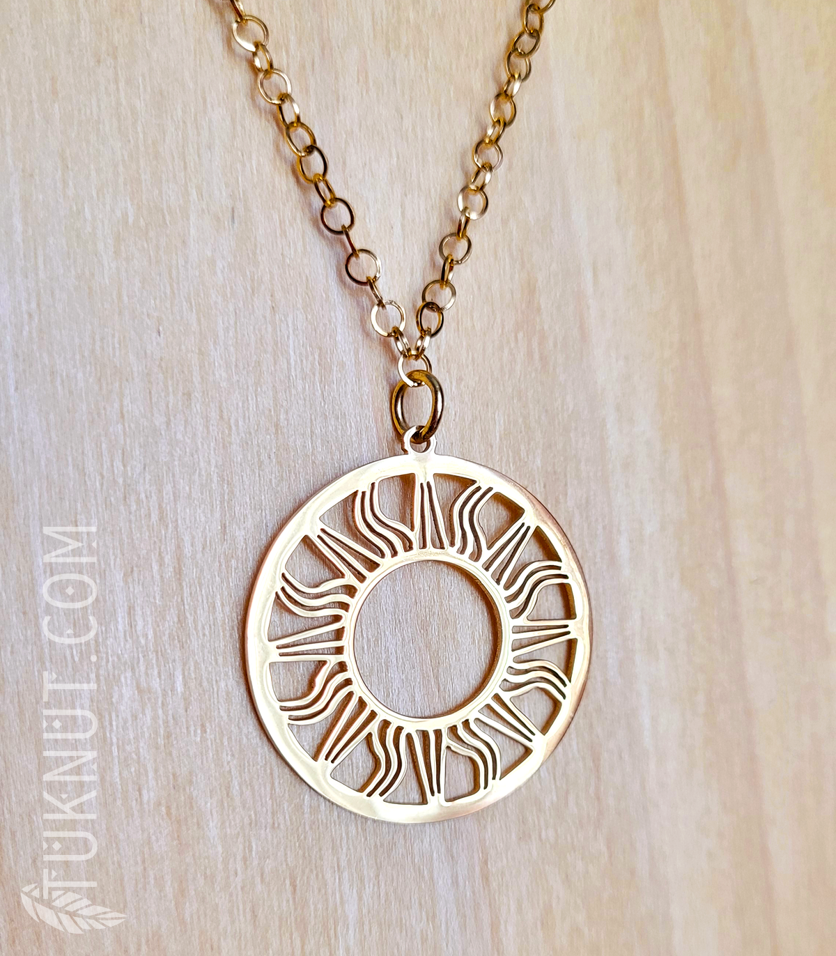 Collier d'inspiration autochtone en acier inoxydable avec pendentif (soleil) (couleur : or) TUKNUT