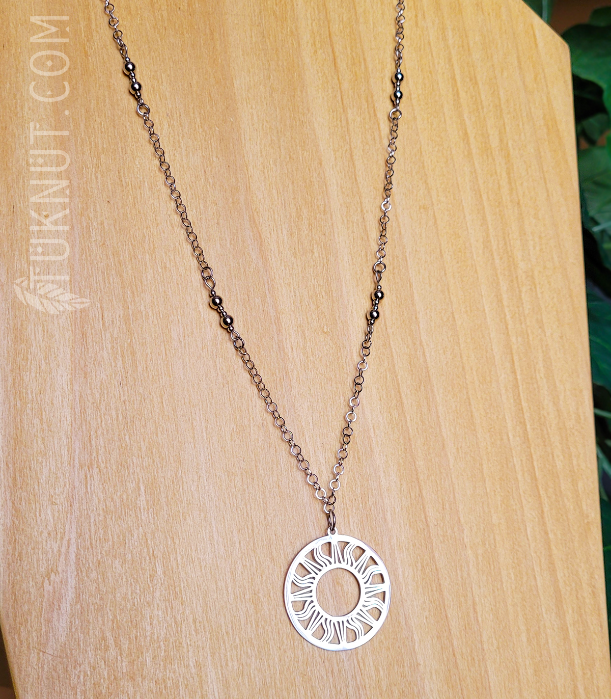 Collier d'inspiration autochtone en acier inoxydable avec pendentif (soleil) (couleur : argent) TUKNUT