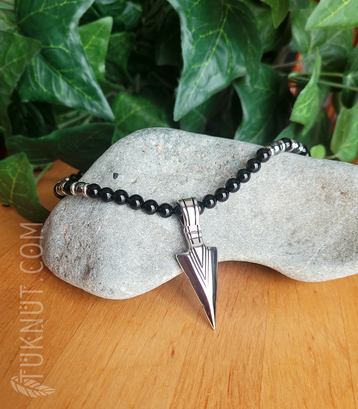 Collier d'inspiration autochtone avec pendentif (pointe de flèche) en acier inoxydable avec onyx et hématite (couleurs : noir, argent et gris) TUKNUT
