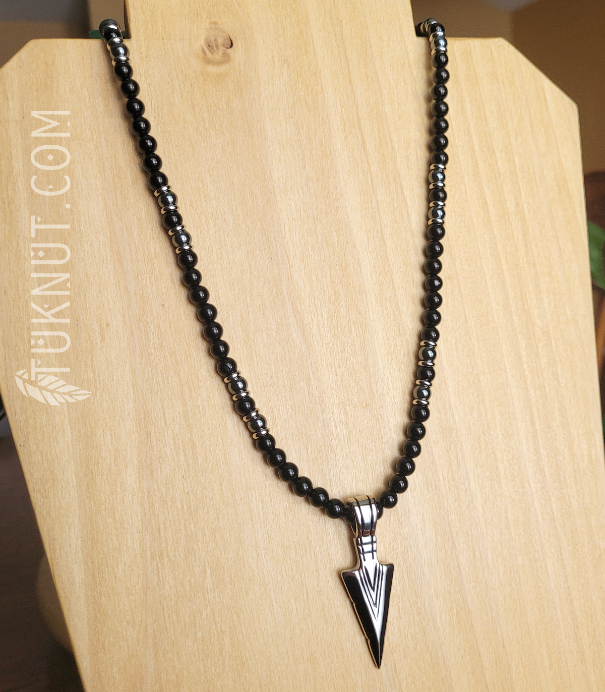 Collier d'inspiration autochtone avec pendentif (pointe de flèche) en acier inoxydable avec onyx et hématite (couleurs : noir, argent et gris) TUKNUT