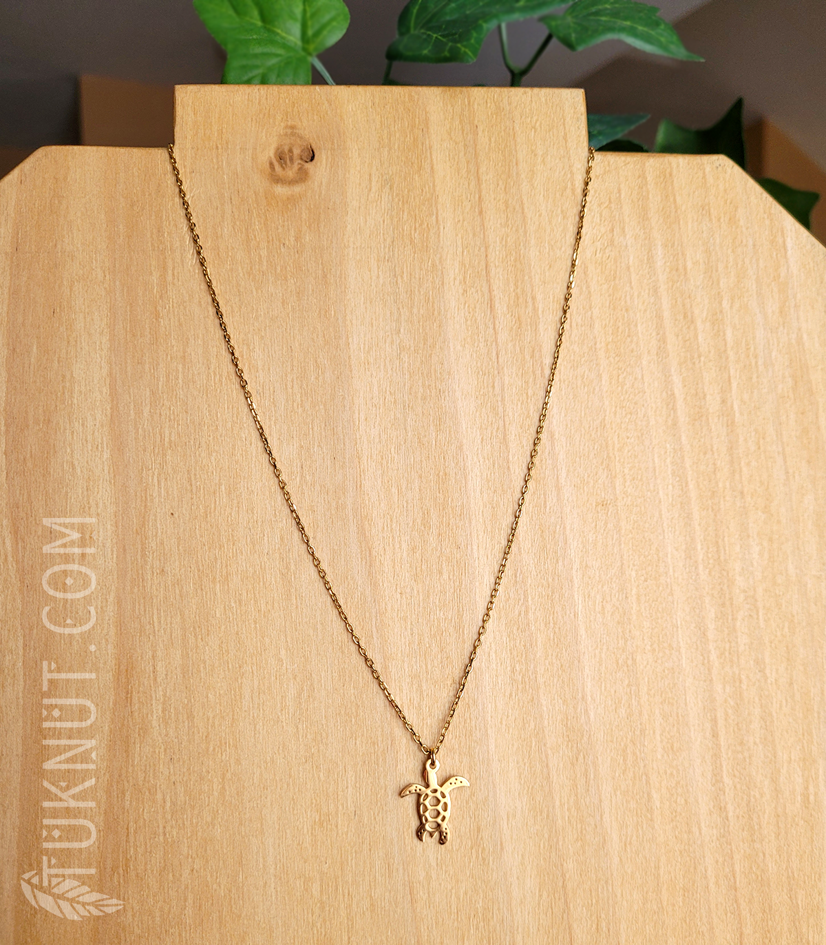 Collier d'inspiration autochtone avec pendentif (tortue) et breloque (coquillage • au bout de la rallonge) en acier inoxydable (couleur : or) TUKNUT