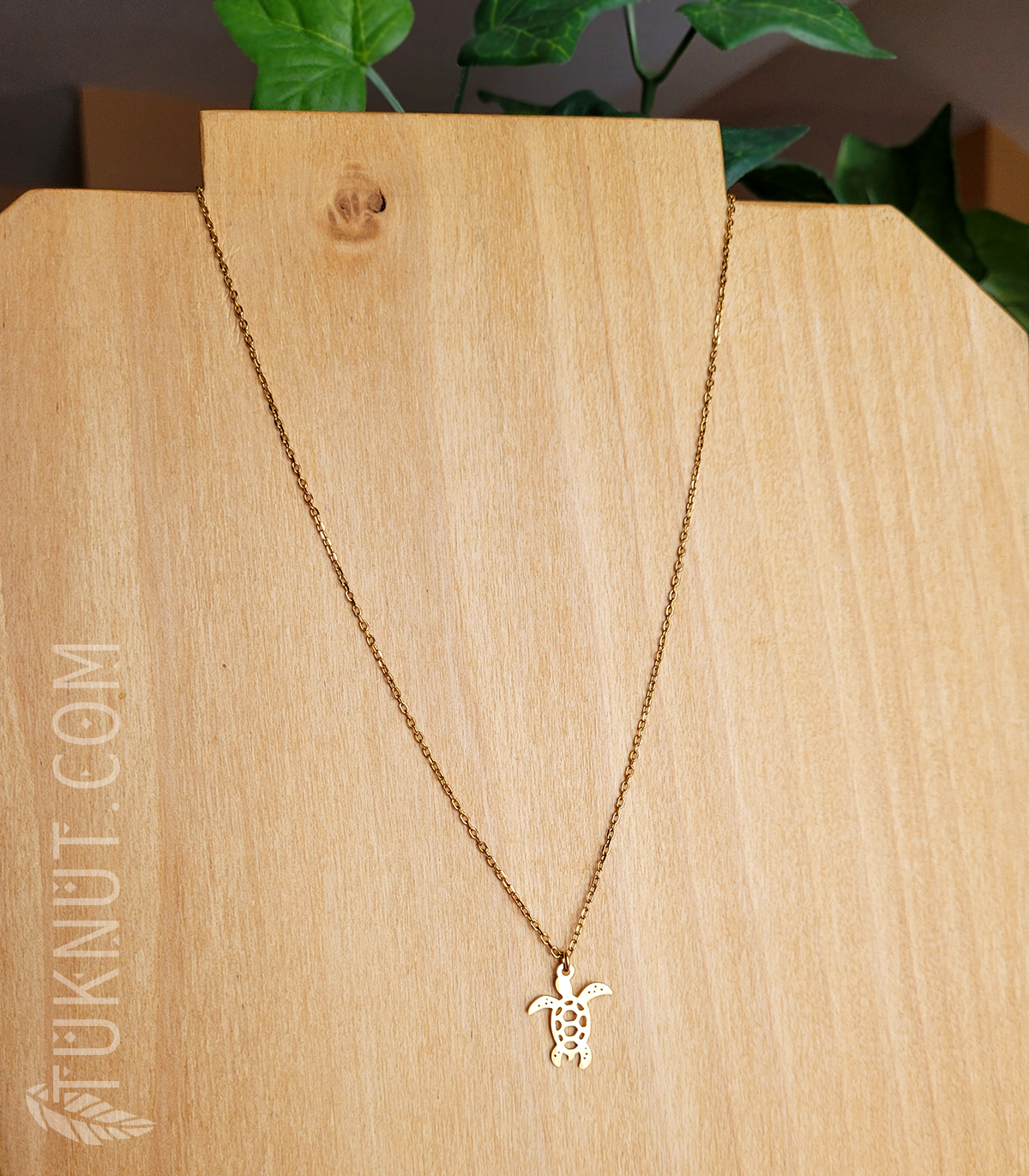 Collier d'inspiration autochtone avec pendentif (tortue) et breloque (coquillage • au bout de la rallonge) en acier inoxydable (couleur : or) TUKNUT