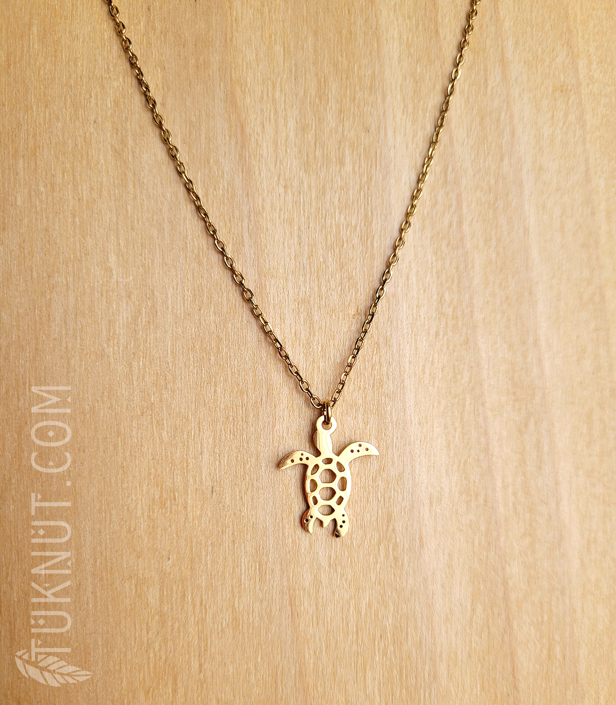 Collier d'inspiration autochtone avec pendentif (tortue) et breloque (coquillage • au bout de la rallonge) en acier inoxydable (couleur : or) TUKNUT