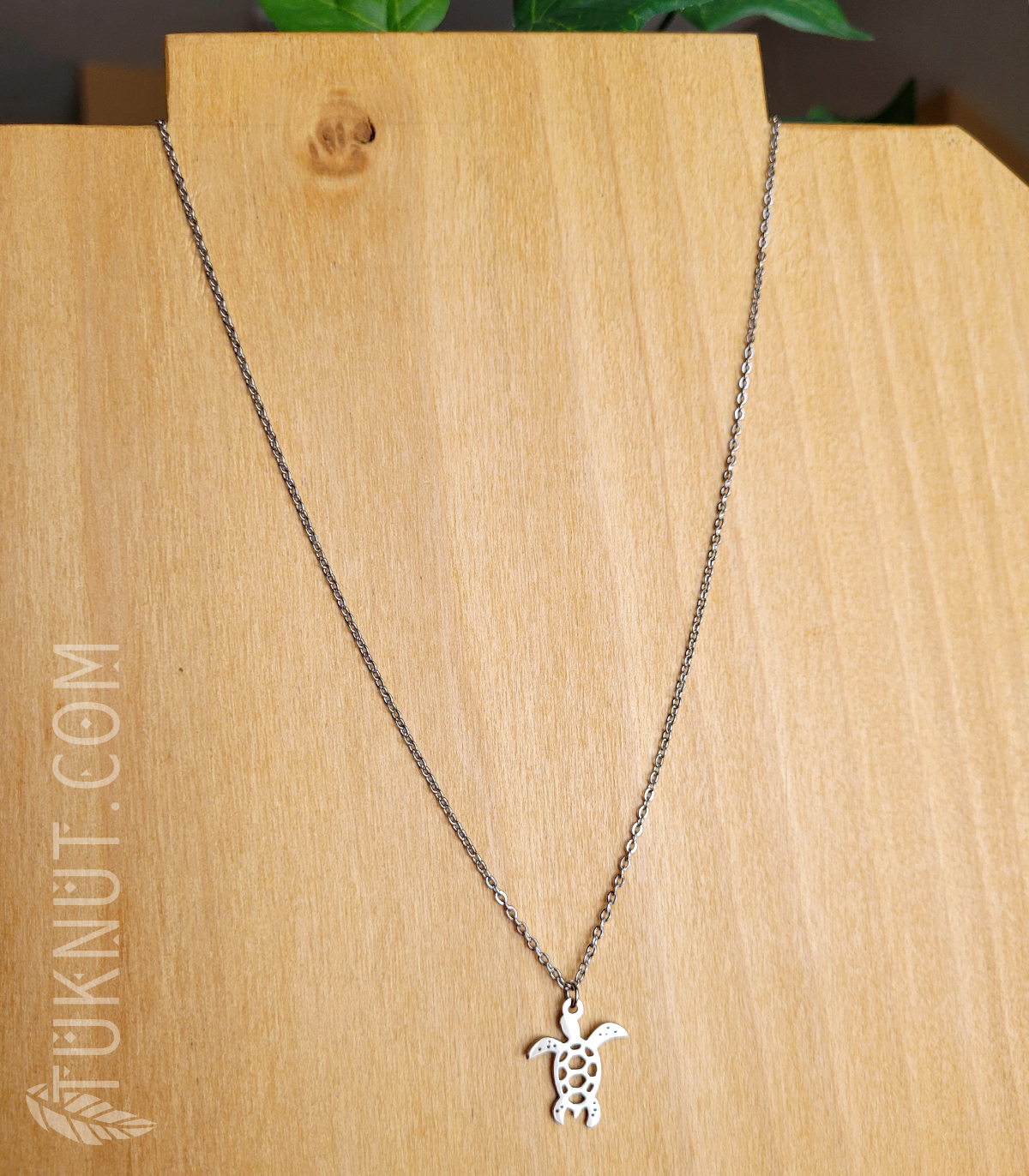 Collier d'inspiration autochtone avec pendentif (tortue) et breloque (coquillage • au bout de la rallonge) en acier inoxydable (couleur : argent) TUKNUT