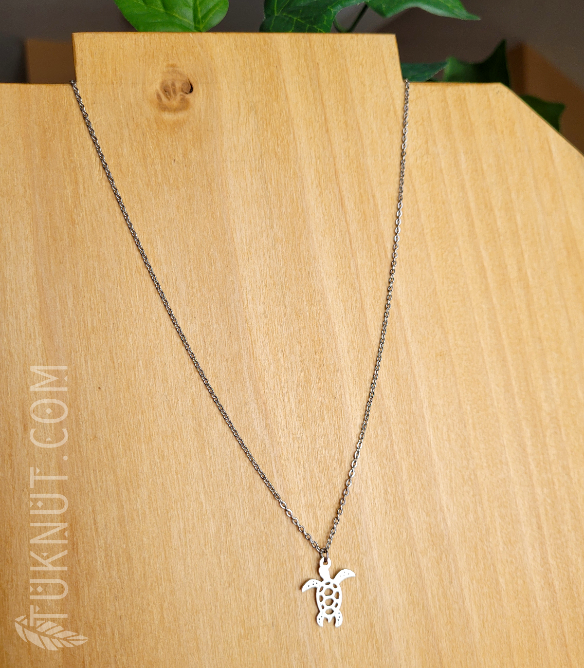 Collier d'inspiration autochtone avec pendentif (tortue) et breloque (coquillage • au bout de la rallonge) en acier inoxydable (couleur : argent) TUKNUT