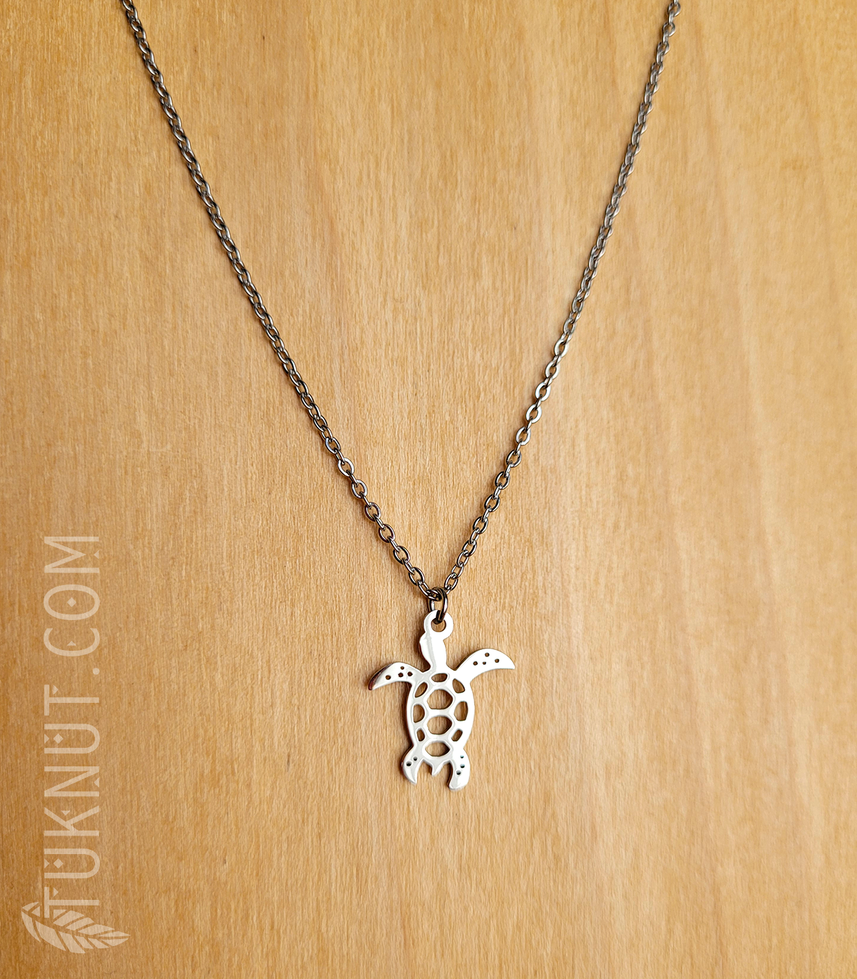 Collier d'inspiration autochtone avec pendentif (tortue) et breloque (coquillage • au bout de la rallonge) en acier inoxydable (couleur : argent) TUKNUT