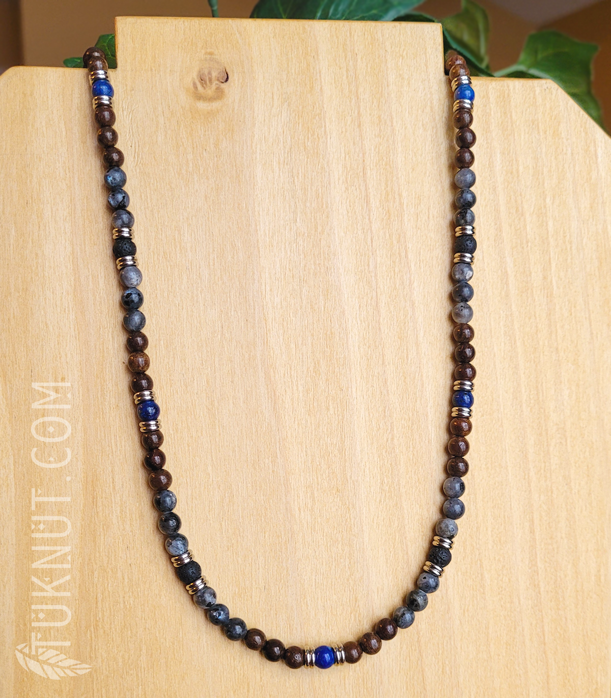 Collier d'inspiration autochtone; avec acier inoxydable, labradorite, lapis lazuli, pierre volcanique et bois (couleurs : gris, brun, bleu foncé, noir et argent) TUKNUT