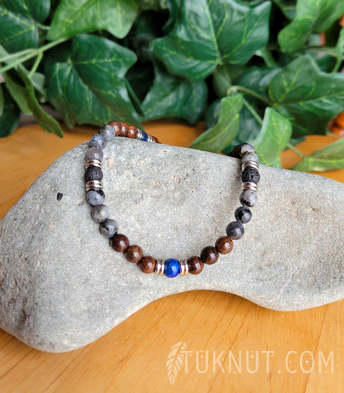 Collier d'inspiration autochtone; avec acier inoxydable, labradorite, lapis lazuli, pierre volcanique et bois (couleurs : gris, brun, bleu foncé, noir et argent) TUKNUT