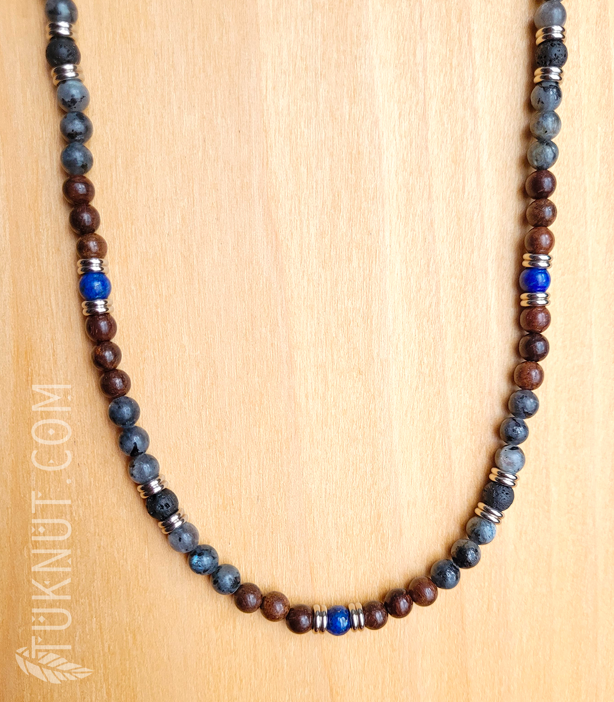 Collier d'inspiration autochtone; avec acier inoxydable, labradorite, lapis lazuli, pierre volcanique et bois (couleurs : gris, brun, bleu foncé, noir et argent) TUKNUT