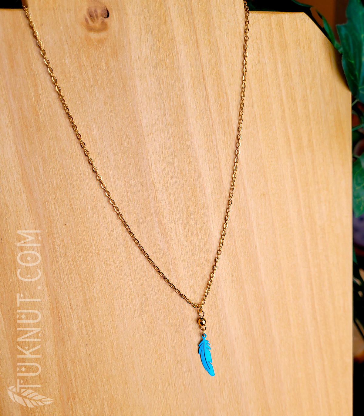 Collier d'inspiration autochtone en acier inoxydable avec pendentif (Plume) • (or et choix de couleurs de plumes : rose, vert, bleu, blanc, mauve, noir, bleu ciel, rouge ou aqua) TUKNUT