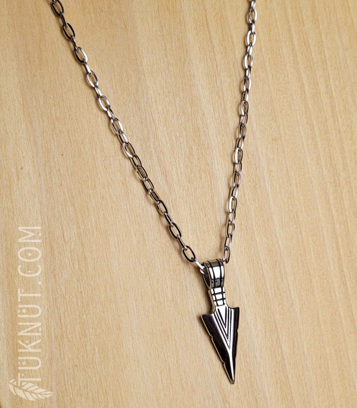 Collier d'inspiration autochtone avec pendentif (tête de flèche) en acier inoxydable (couleur : argent) TUKNUT