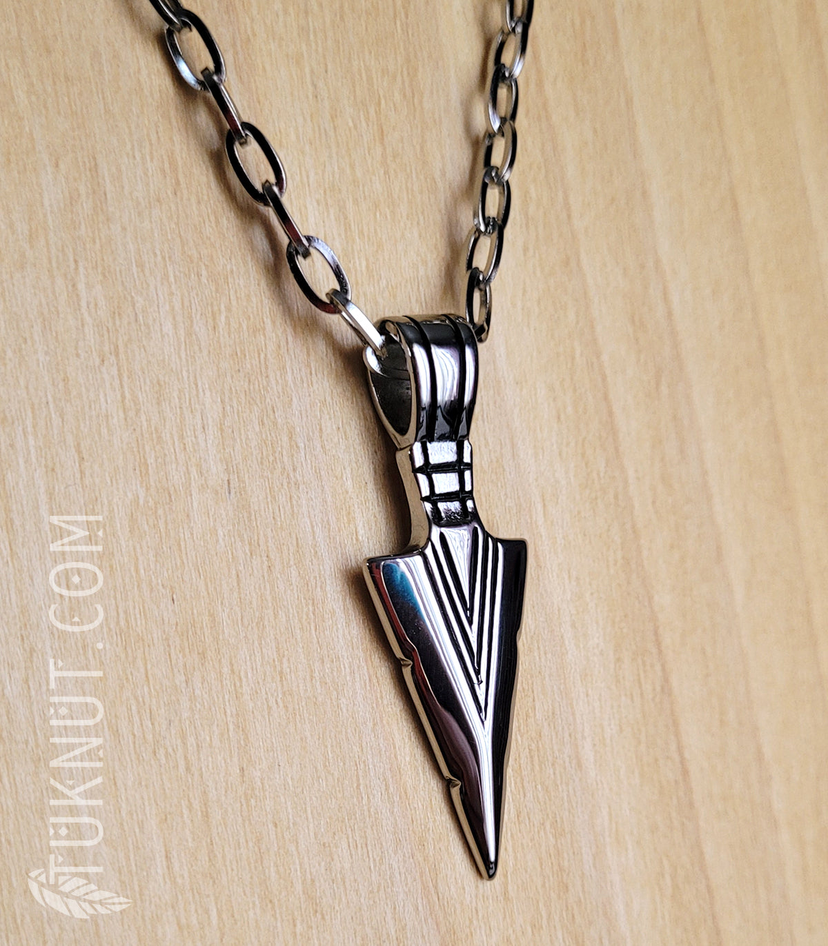 Collier d'inspiration autochtone avec pendentif (tête de flèche) en acier inoxydable (couleur : argent) TUKNUT