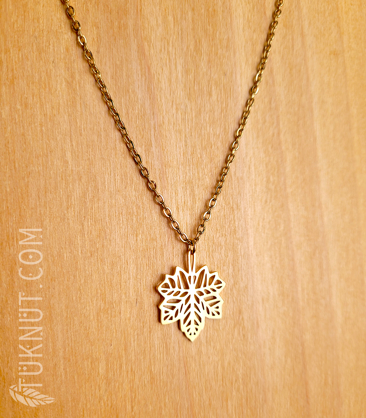Collier d'inspiration autochtone avec pendentif (Feuille d'érable) et breloque (Feuille • au bout de la rallonge) en acier inoxydable (couleur : or) TUKNUT