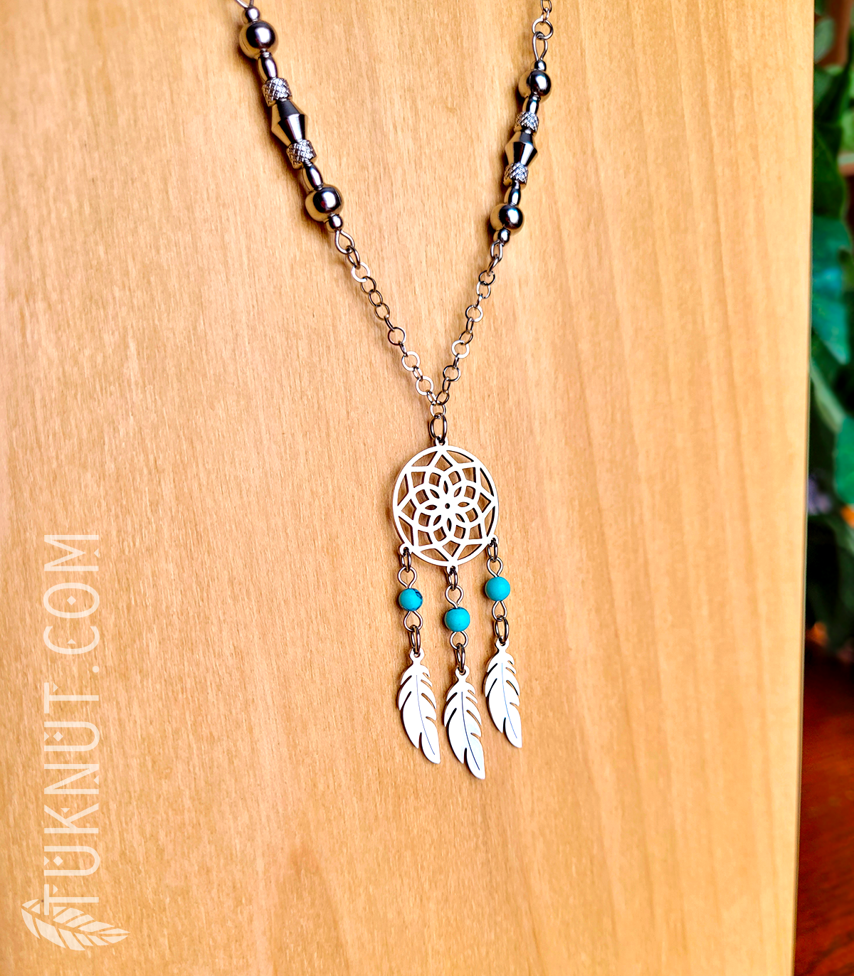 Collier d'inspiration autochtone en acier inoxydable; avec turquoise et pendentif (capteur de rêves avec 3 plumes) (couleurs : argent et turquoise) TUKNUT
